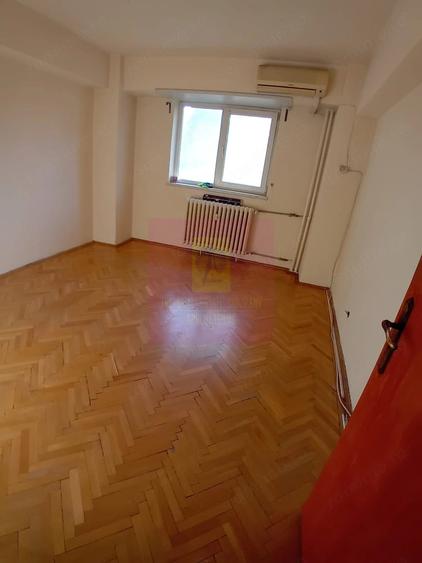 Apartament cu 4 camere decomandat în Libertății