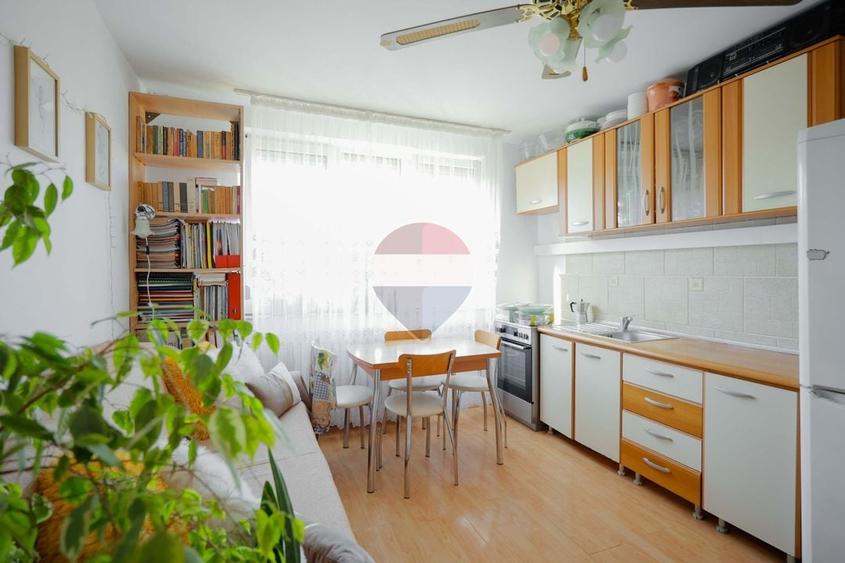 Apartament cu 3 camere semidecomandat, mobilat în Rogerius