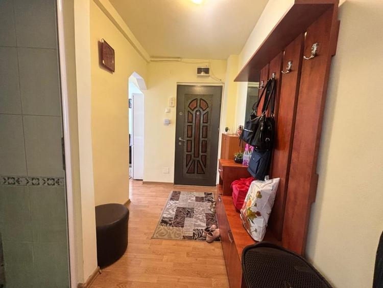 Apartament cu 3 camere semidecomandat, mobilat în Calea Moldovei