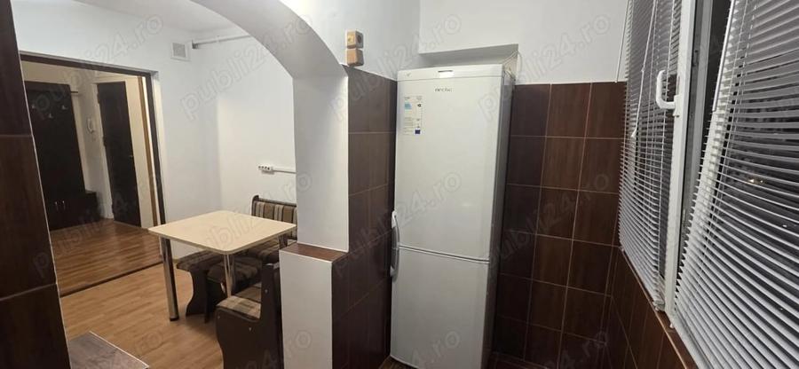 Apartament cu 3 camere semidecomandat, mobilat în Aradului
