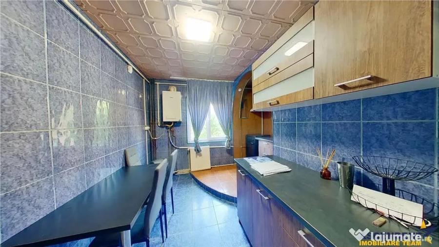 Apartament cu 3 camere decomandat în Noua