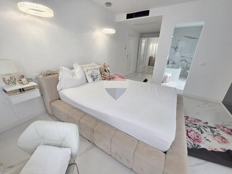 Casă individuală cu 7 camere cu Piscina în Est
