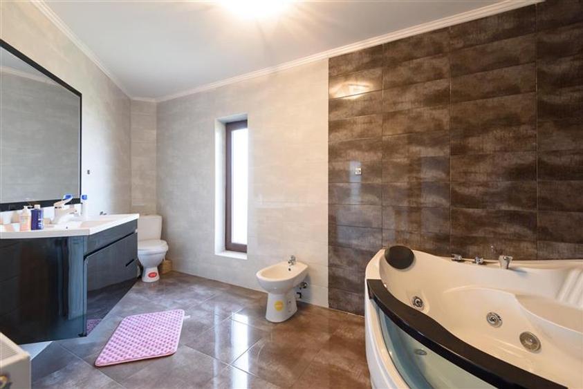 Casă individuală cu 4 camere cu Canalizare în Hărman