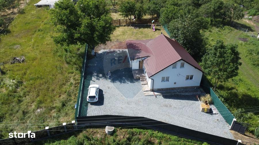 Casă cu 6 camere cu Teren 2800 Mp în Livada