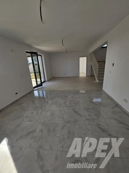 Casă individuală cu 5 camere cu Canalizare în Central