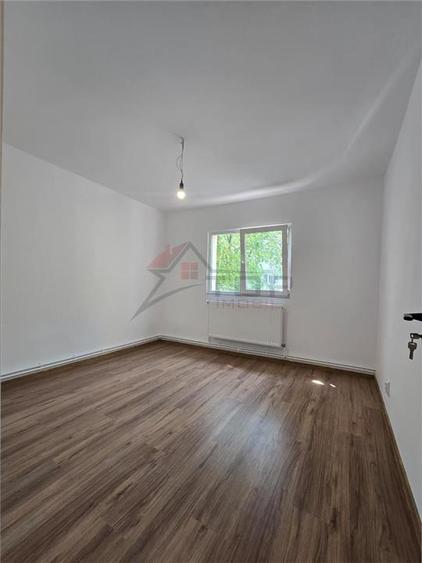 Apartament cu 4 camere decomandat în Dacia