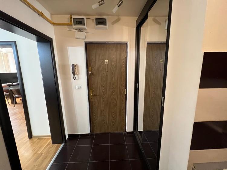 Apartament cu 3 camere semidecomandat, mobilat în Circumvalațiunii