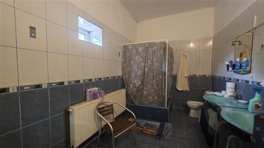 Casă cu 4 camere cu Teren 417.70999145508 Mp în Central