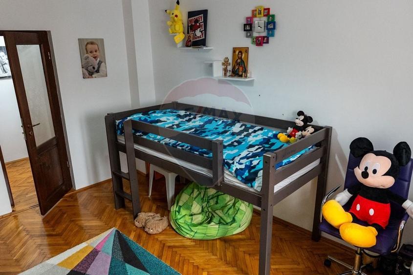 Casă cu 5 camere cu Teren 496 Mp în Periferie