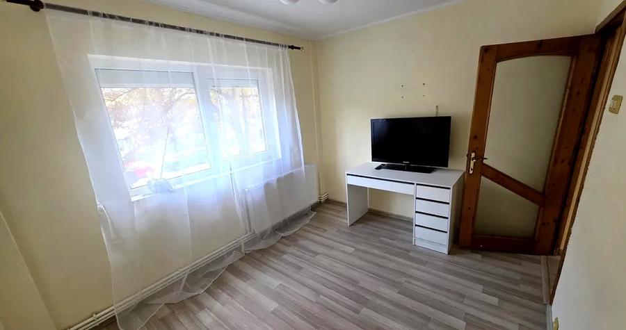Apartament cu 4 camere decomandat, mobilat în Casa de Cultură