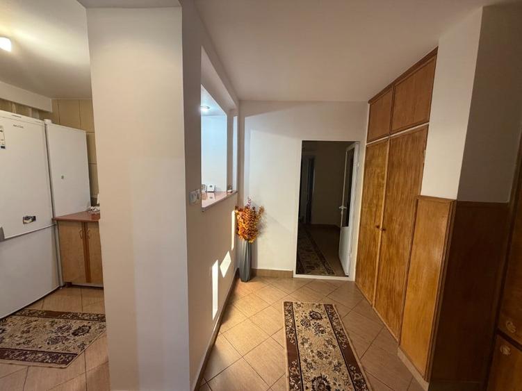 Apartament cu 3 camere decomandat în E3