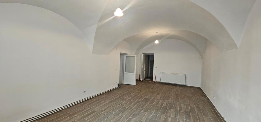 Inchiriez spatiu cu schimbarea de destinatie in alimentatie publica,Piata Mare - 3