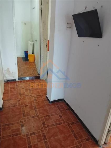 Apartament cu 4 camere semidecomandat în Rahova