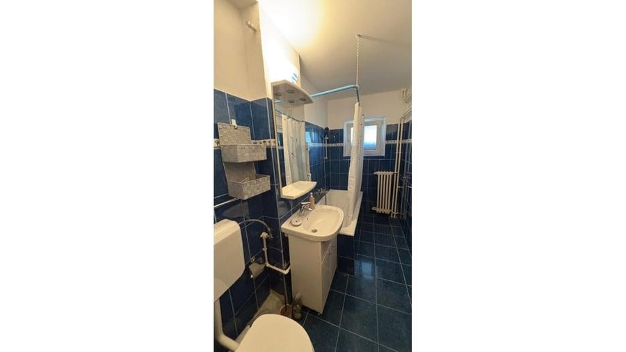 Apartament cu 3 camere semidecomandat, mobilat în P-ța Victoriei