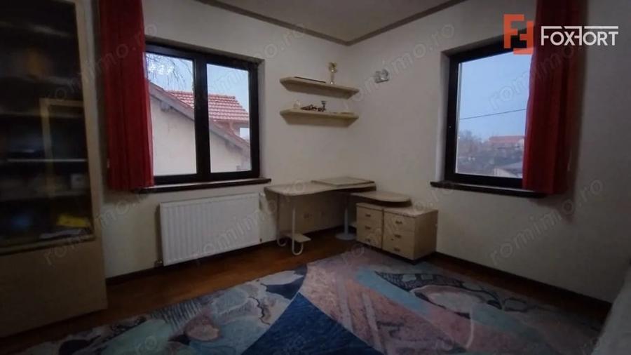 Casă cu 6 camere cu Teren 696 Mp în Ronaț