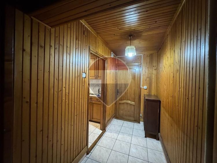 Apartament cu 3 camere semidecomandat, mobilat în Podgoria