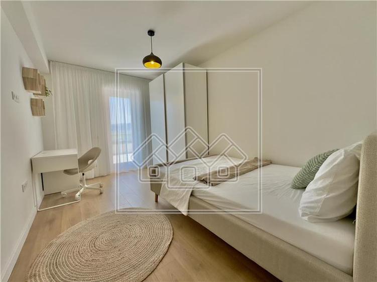 Penthouse cu 5 camere decomandat în Exterior Vest