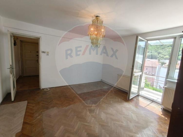 Apartament cu 2 camere semidecomandat în Centrul Civic