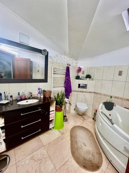 Casă individuală cu 5 camere cu Canalizare în P-ța Romană