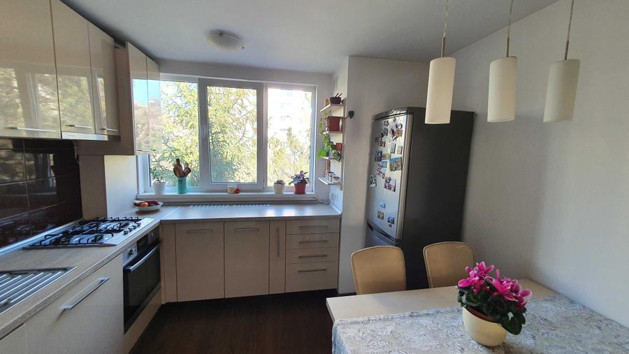 Apartament cu 3 camere semidecomandat în Tudor