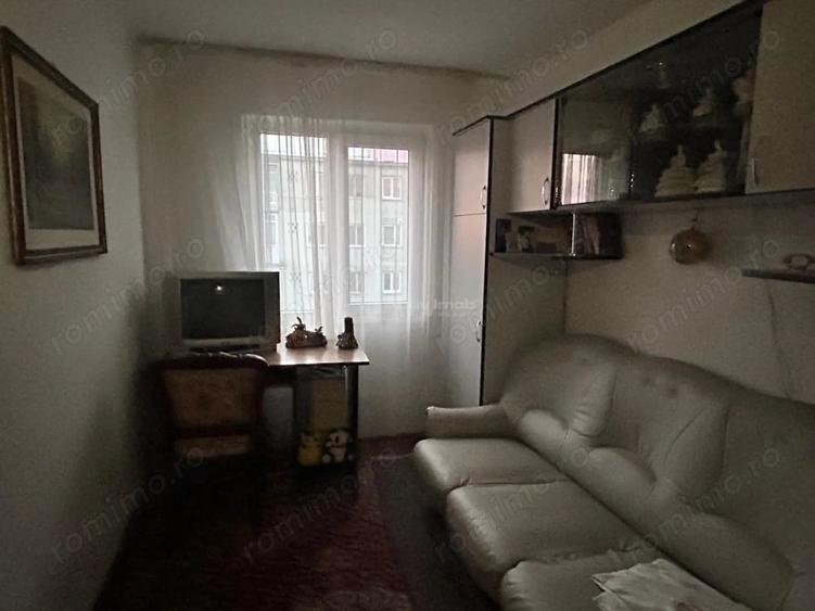 Apartament cu 3 camere semidecomandat în Central