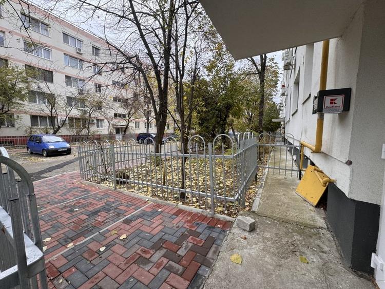 Apartament cu 3 camere decomandat, mobilat în Titan