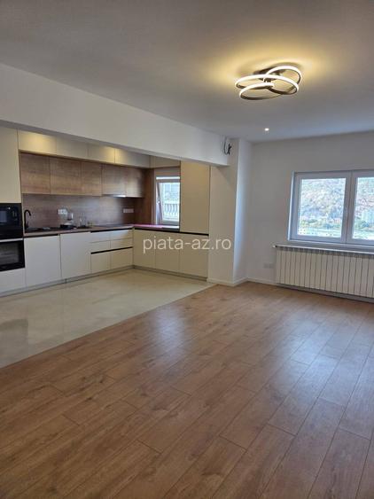 Apartament cu 4 camere de vanzare, strada Calea Floresti