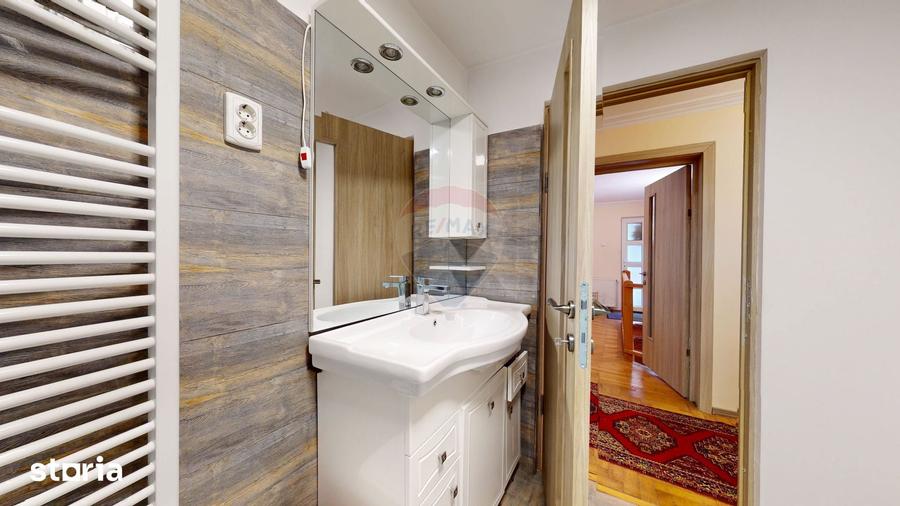 Casă cu 9 camere cu Teren 335 Mp în Valea Cerbului