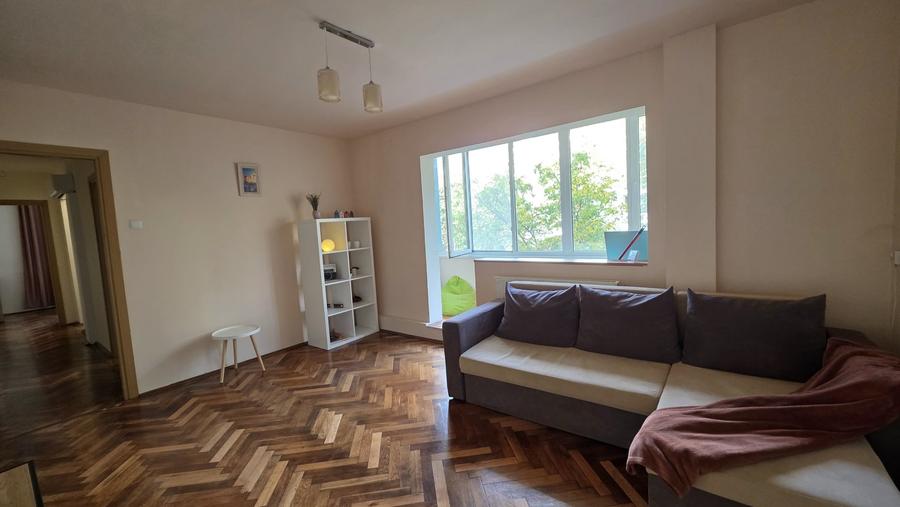 Apartament cu 3 camere semidecomandat, mobilat în Circumvalațiunii