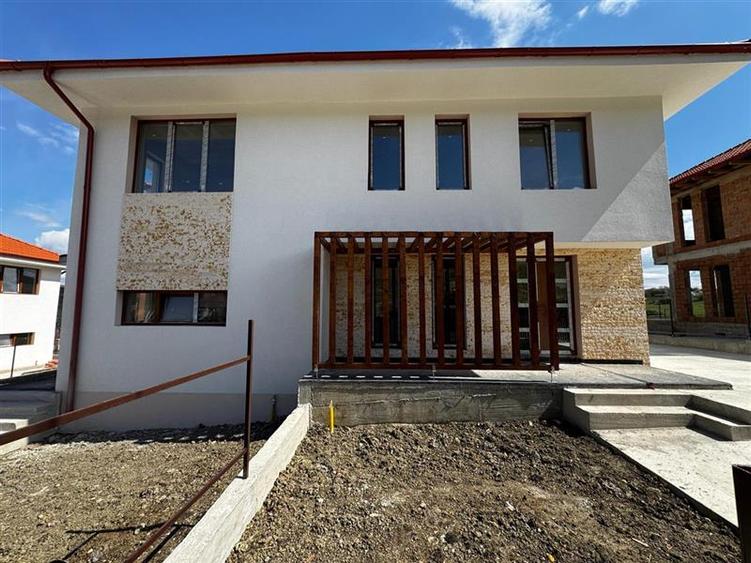 Duplex cu 4 camere cu Canalizare în Chinteni