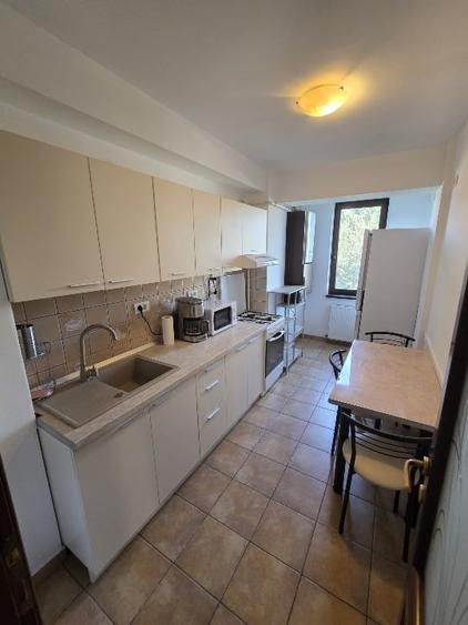 Apartament cu 3 camere semidecomandat, mobilat în Chitila