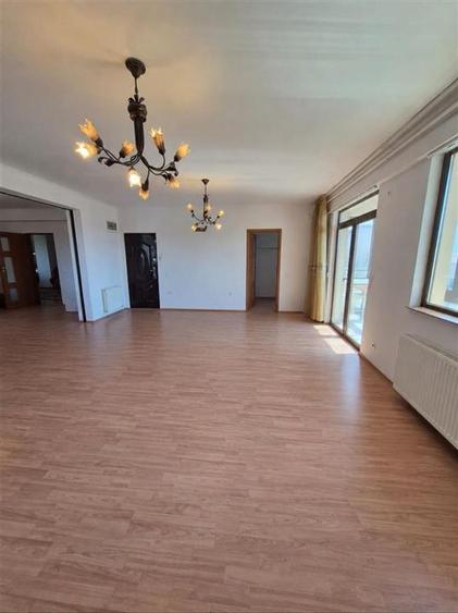 Apartament cu 5 camere decomandat în Domenii