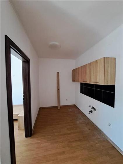 Apartament cu 20 camere semidecomandat în Iris