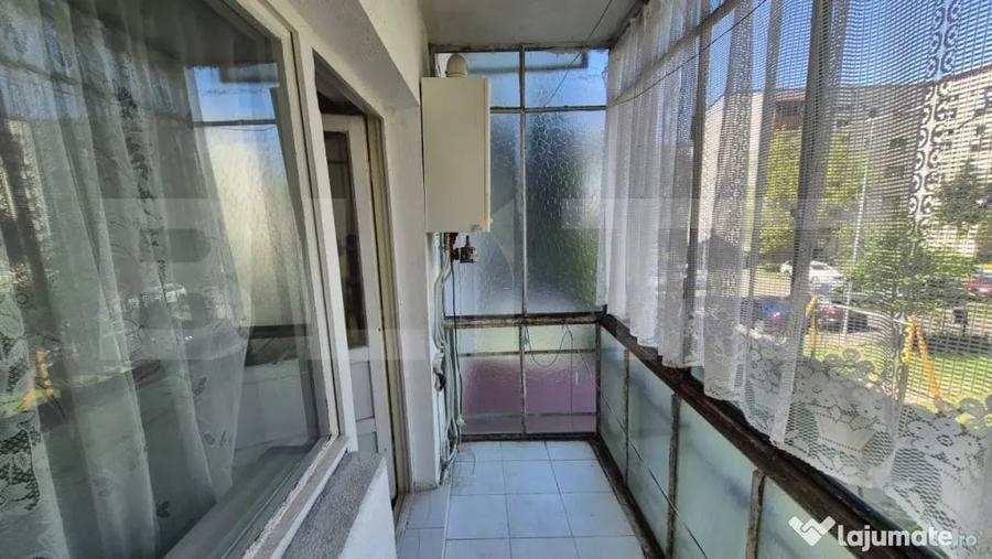 Apartament cu 4 camere semidecomandat în Micro 17