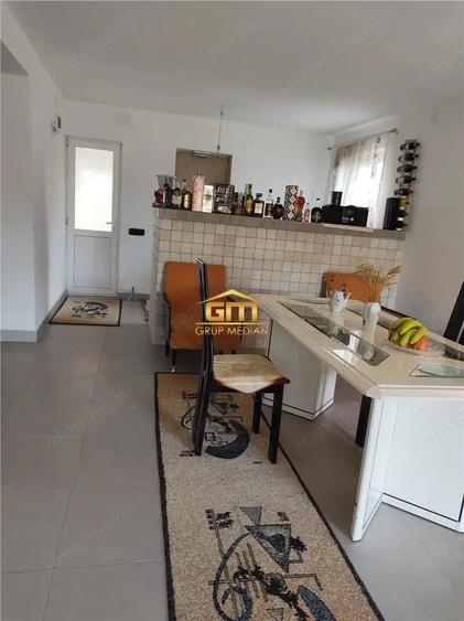 Casă cu 6 camere cu Teren 5600 Mp în Golești