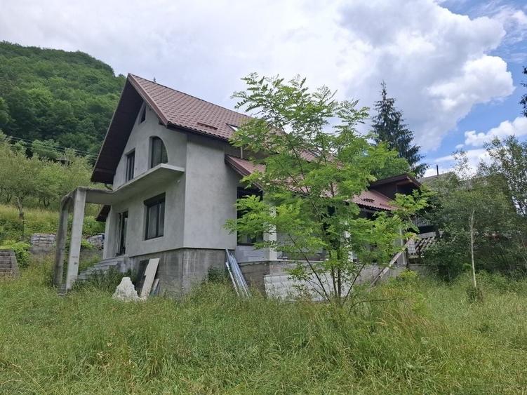 Casă cu 4 camere în Răstolița