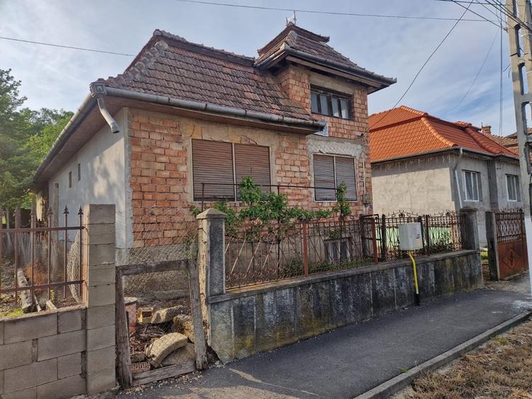 Casă cu 4 camere cu Teren 1000 Mp în Viișoara