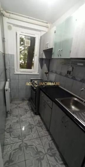 Apartament cu 3 camere semidecomandat, mobilat în Berceni