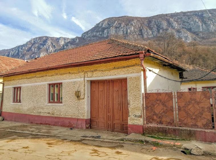 Casă cu 4 camere cu Teren 1697 Mp în Central