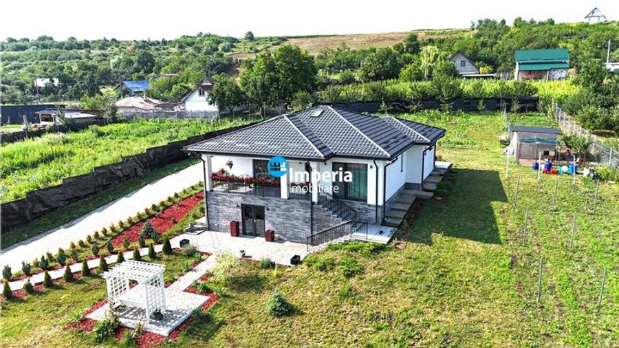 Casă cu 4 camere cu Teren 2165 Mp în Miroslava