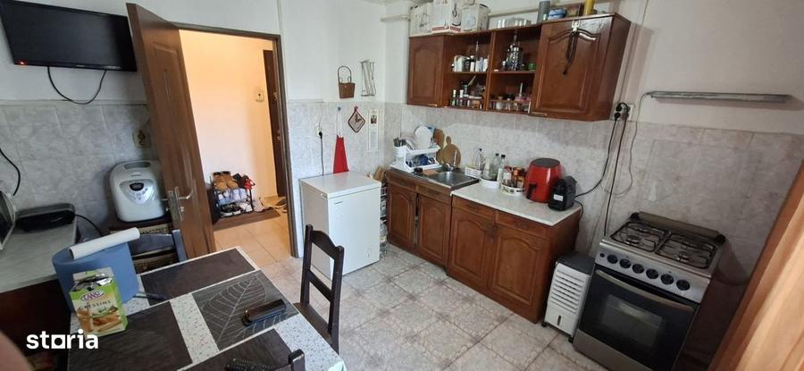 Apartament cu 3 camere decomandat în Est
