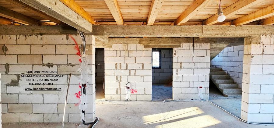 Casă cu 5 camere cu Teren 1200 Mp în Exterior Vest