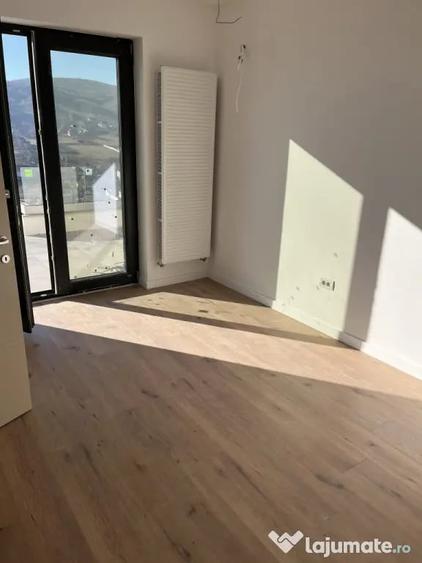 Apartament cu 3 camere decomandat în Parc Zăvoi