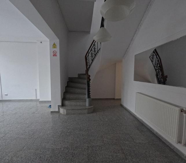 Casă individuală cu 9 camere cu Canalizare în Dacia