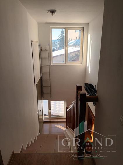 Apartament cu 3 camere semidecomandat, mobilat în Semicentral
