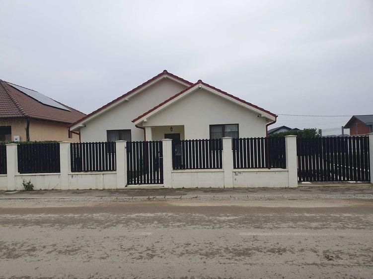 Casă cu 4 camere în Sântandrei