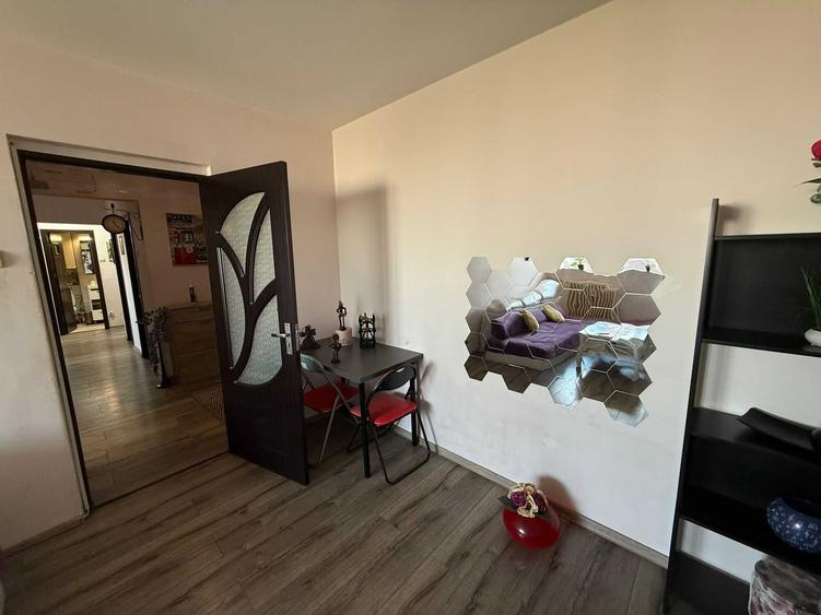 Apartament cu 3 camere decomandat în Drumul Taberei