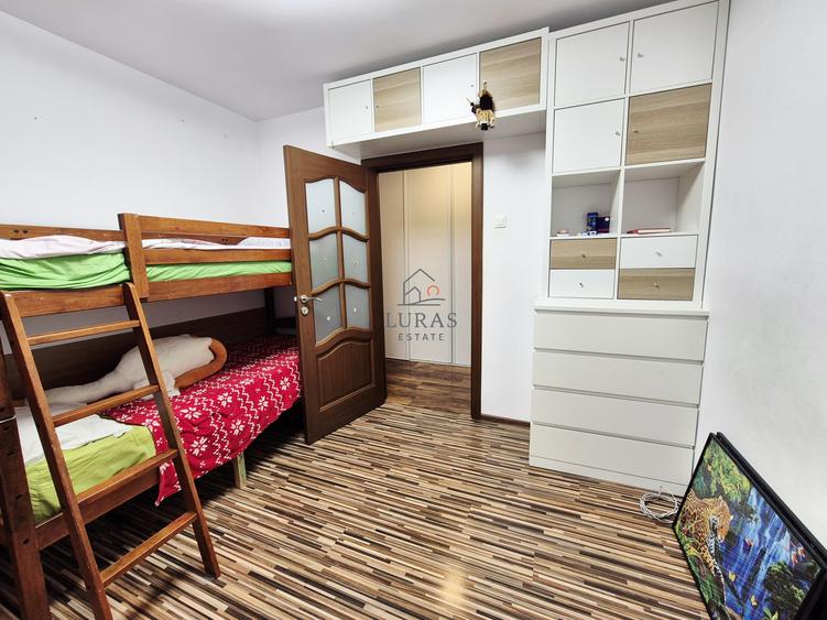 Apartament cu 4 camere semidecomandat, mobilat în Tomis III