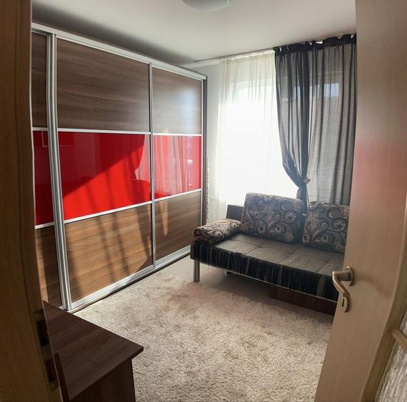 Apartament cu 4 camere semidecomandat în Berceni