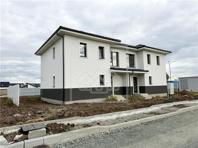 Duplex cu 4 camere cu Canalizare în Șura Mică